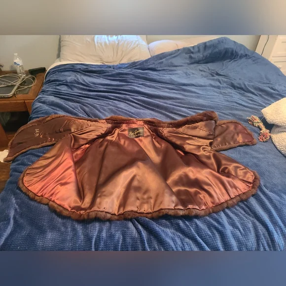 Vintage Squirrel shawl - Picture 3 of 4